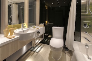 Hair dryer, towels, shampoo, toilet paper - Stanford Hillview Hotel (Kowloon)