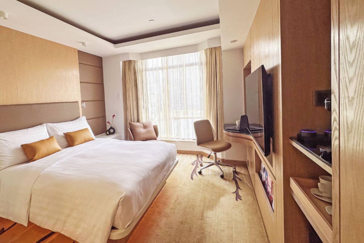 Aspen Room | In-room safe, desk, blackout drapes, iron/ironing board (on request)
