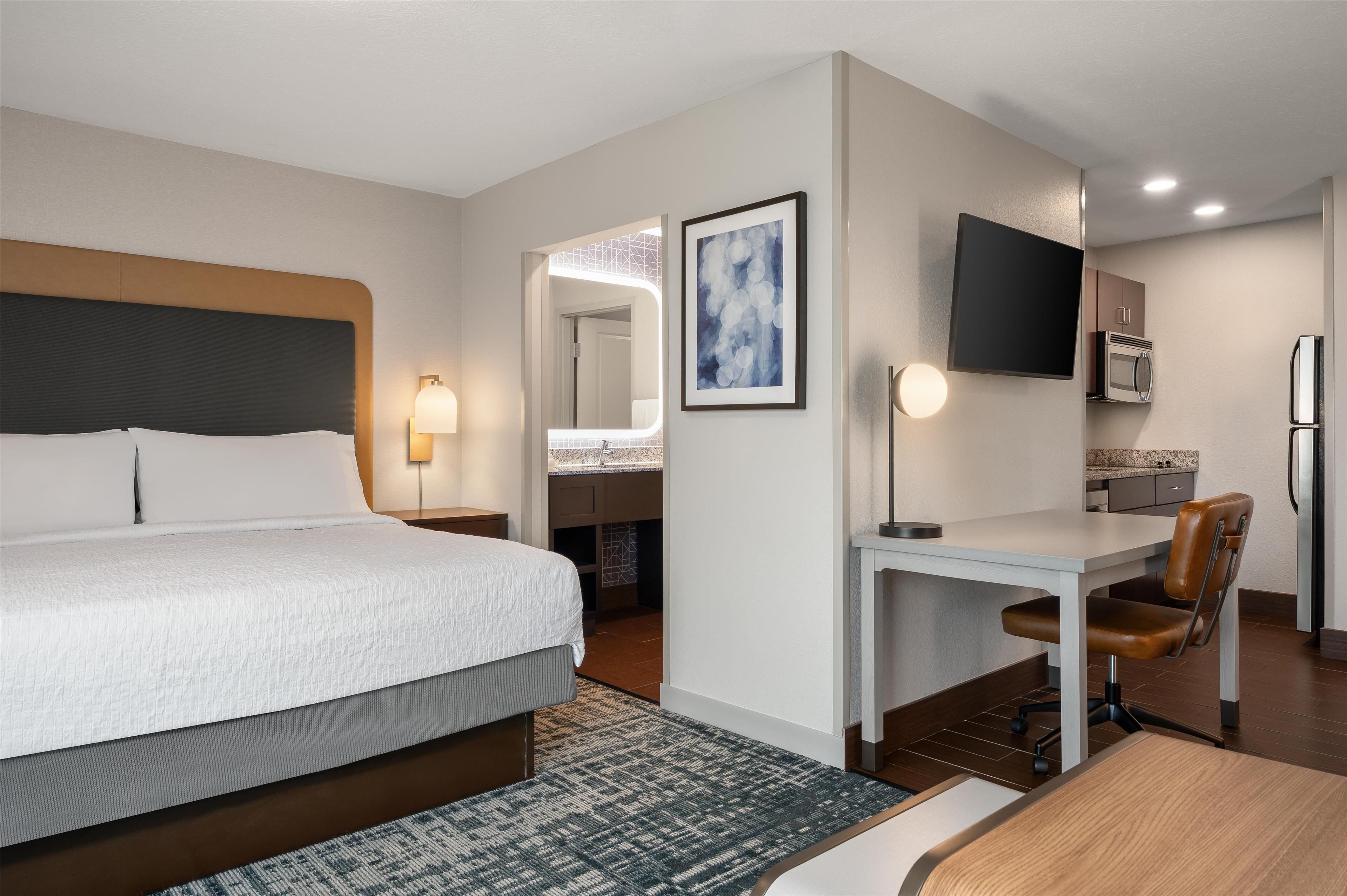 studio suite, 1 king bed | desk, laptop workspace, iron/ironing board, free cots/infant beds