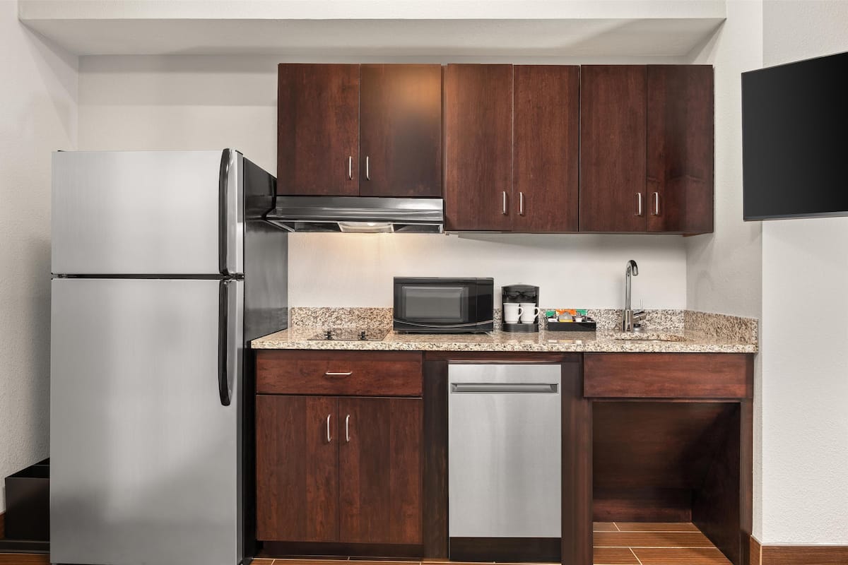 Full-sized fridge, microwave, stovetop, dishwasher