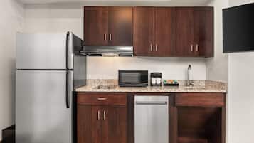 Full-size fridge, microwave, stovetop, dishwasher
