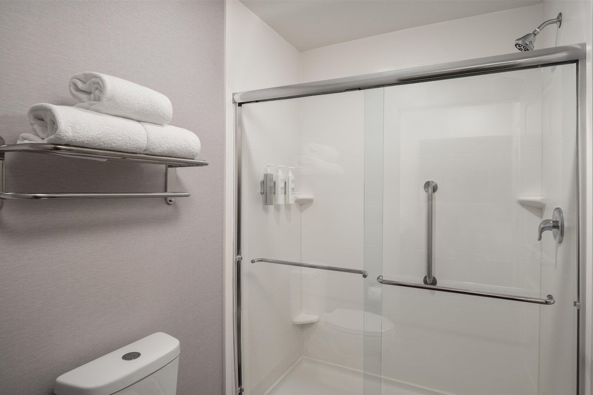 Studio Suite, 1 King Bed | Bathroom