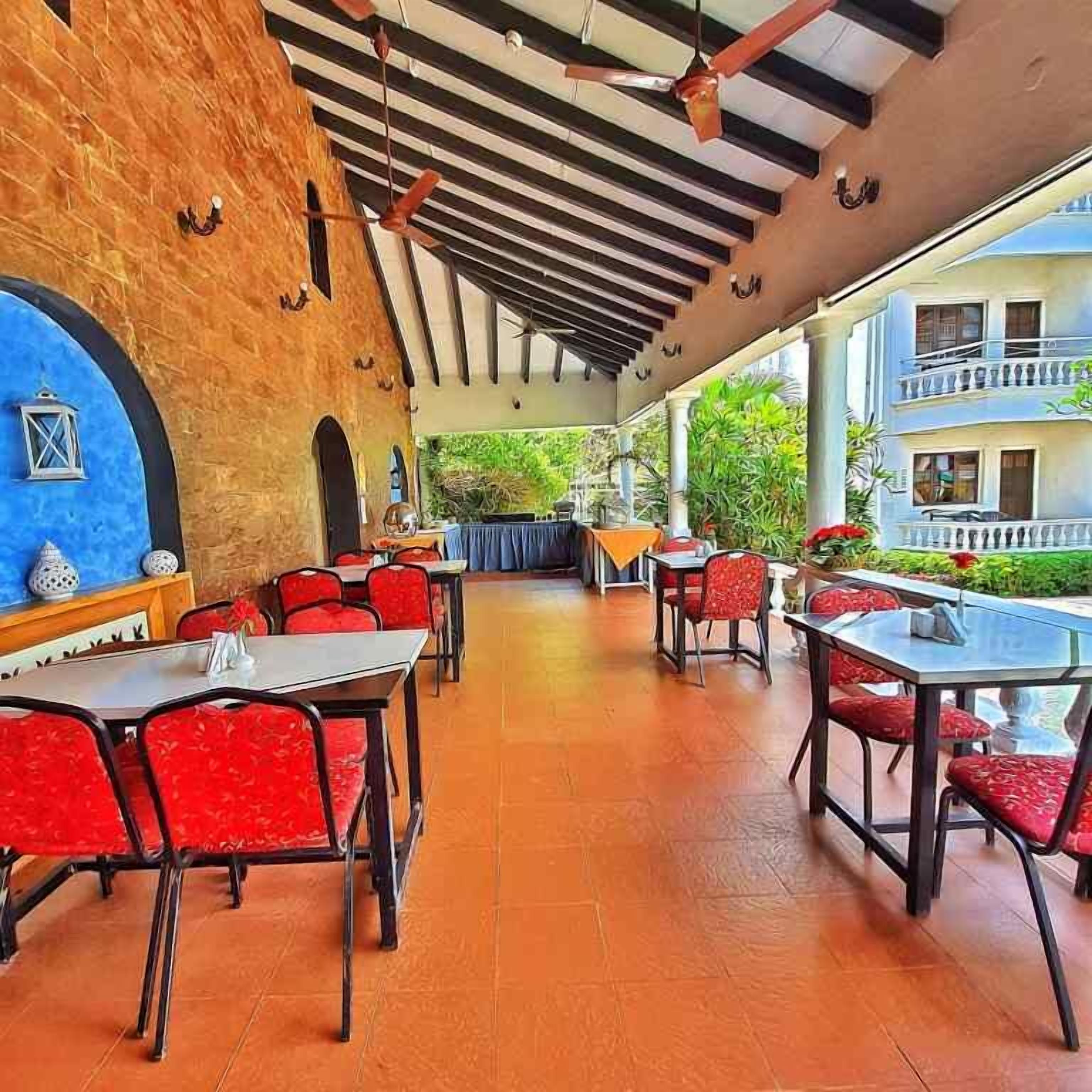 Aperto a colazione, pranzo e cena, con vista sulla piscina 