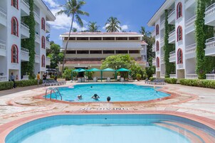 3 outdoor pools, pool umbrellas, sun loungers