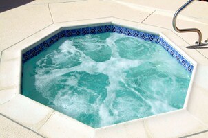 Una piscina al aire libre de temporada