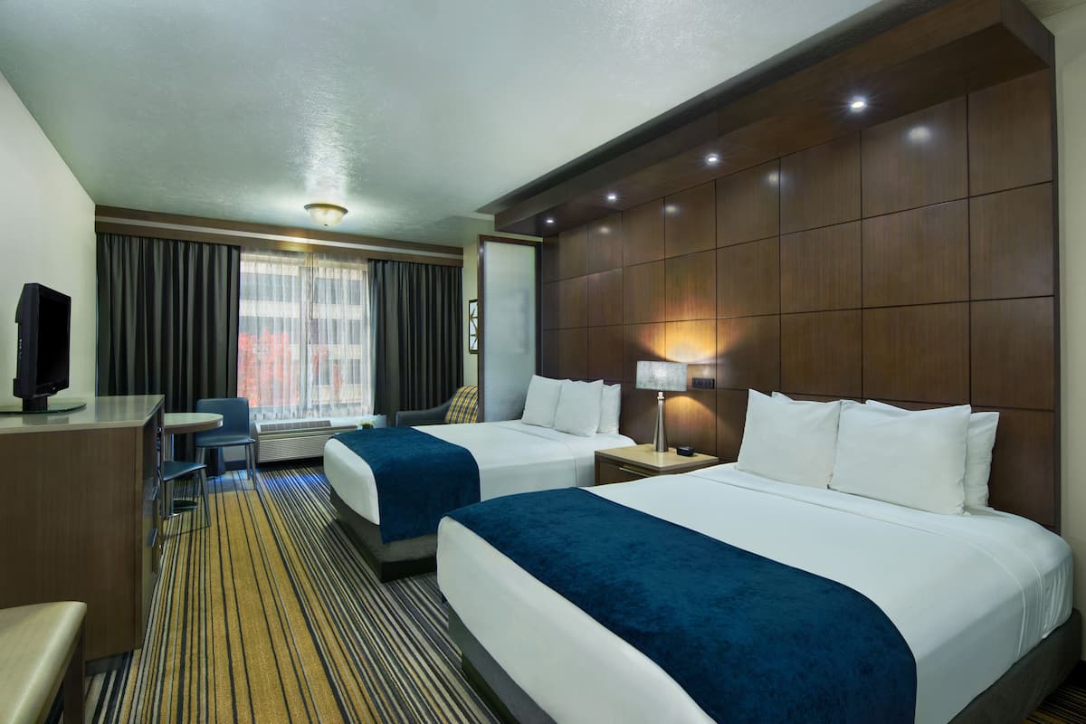 2 Queen Suite | 1 habitación, ropa de cama de alta calidad y escritorio