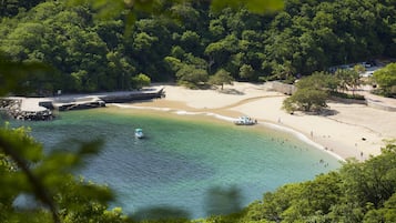 En la playa, traslado desde/hacia la playa, camastros y sombrillas