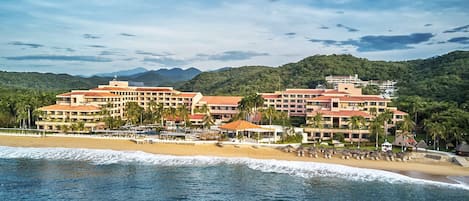 En la playa, traslado desde/hacia la playa, camastros y sombrillas