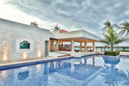 Bar im Pool