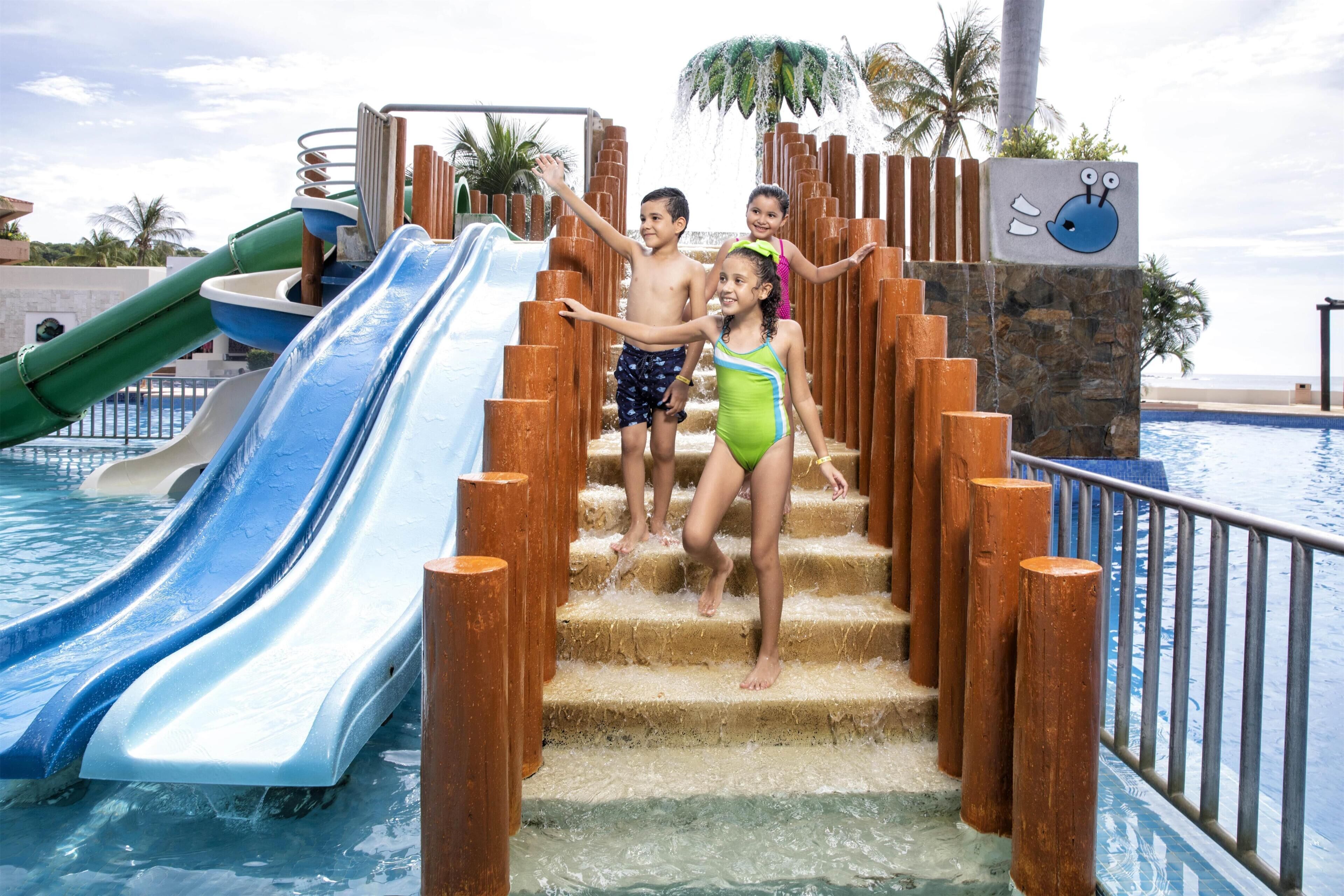 Alberca al aire libre, sombrillas en la alberca y camastros 