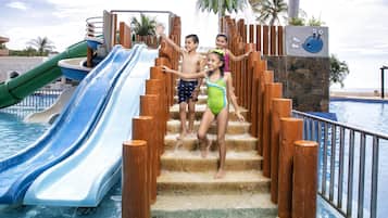 Alberca al aire libre, sombrillas en la alberca y camastros