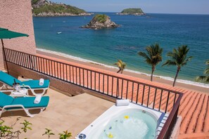 A balcony with a hot tub, lounge chairs, and a view of the ocean. - Barceló Huatulco - All Inclusive (Santa María Huatulco)