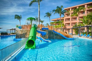 Piscine extérieure, parasols de plage, chaises longues