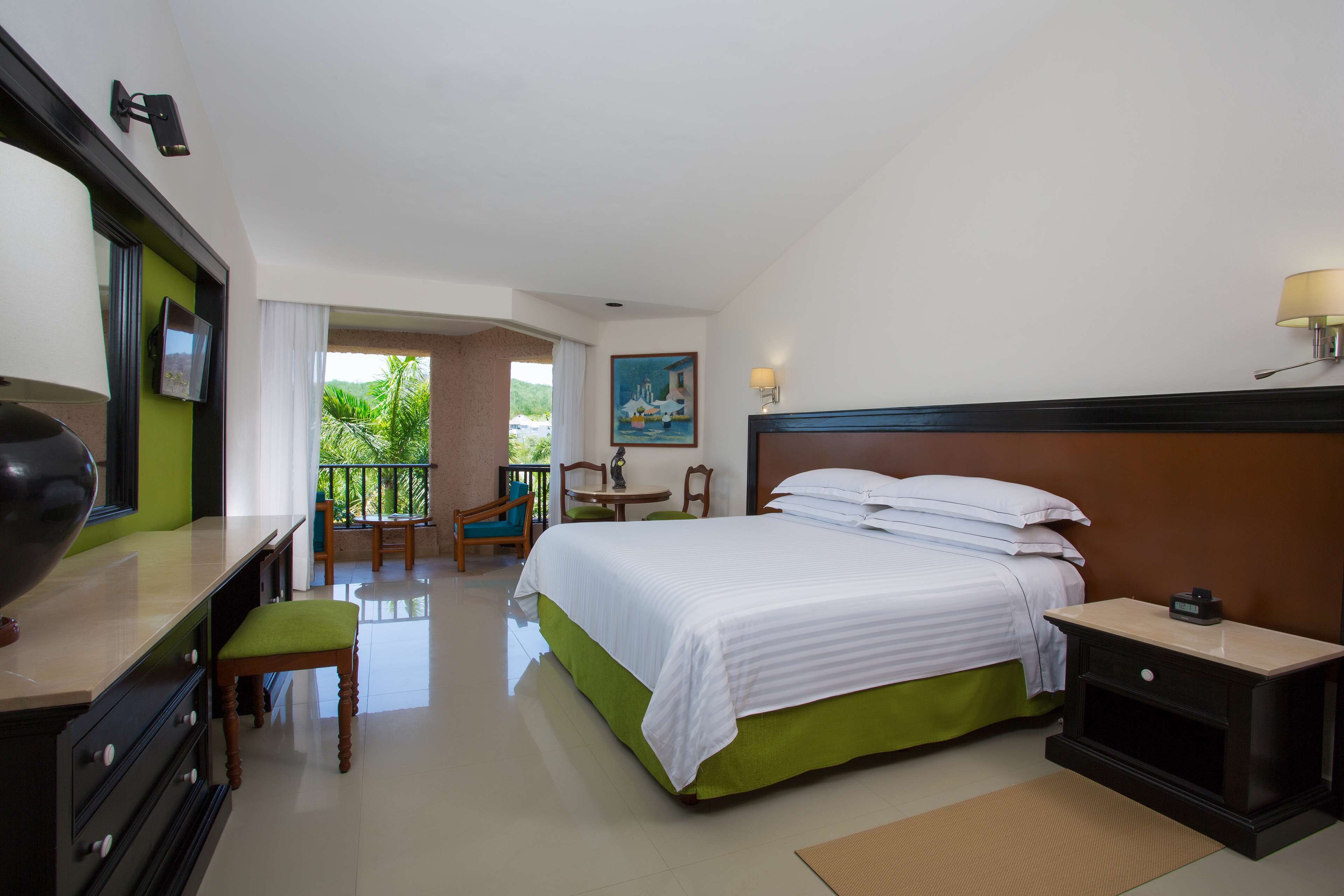 迷你吧（备有免费物品）、客房内保险箱、办公桌、笔记本电脑工作区