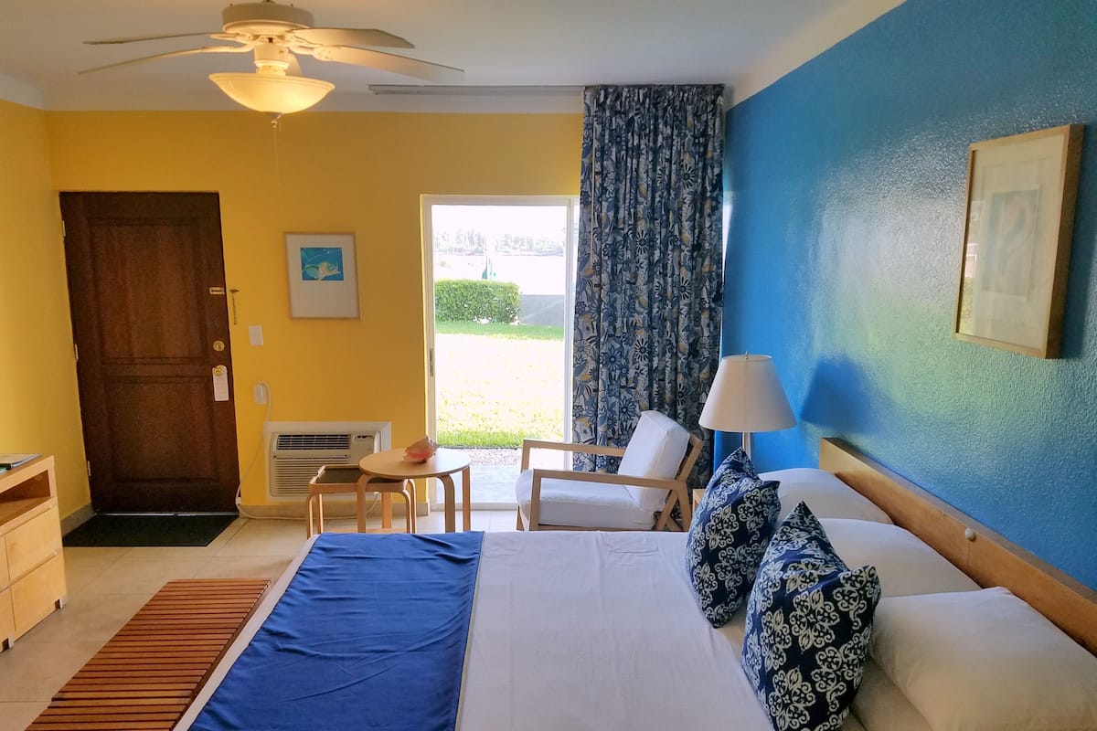 standard room, 1 king bed | desk, iron/ironing board, free cots/infant beds, free rollaway beds