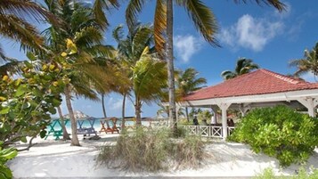 Se sirve cocina local (con vistas al mar) 