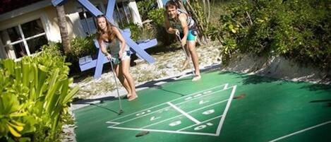 Un campo da shuffleboard con due giocatori.