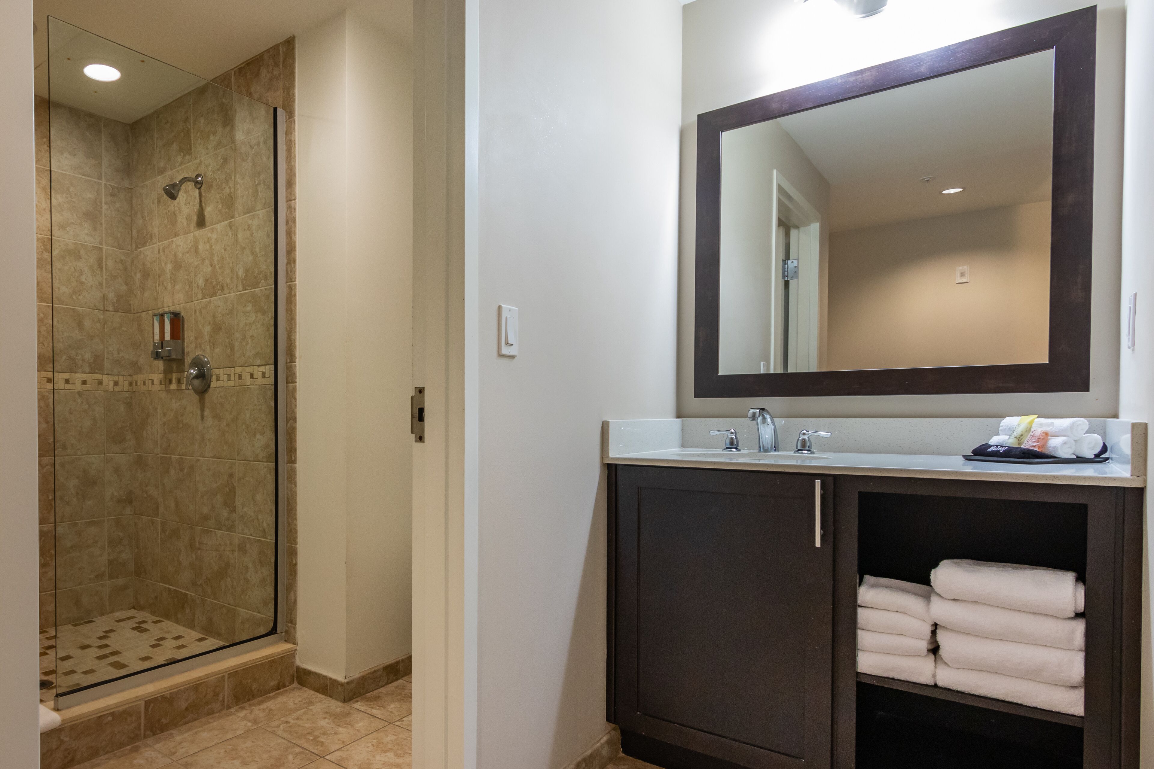 standard single room, 1 king bed, accessible | premium bedding, in-room safe, desk, blackout curtains