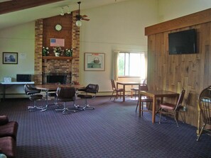 Interior - AmeriVu Inn & Suites - Avon (Avon)