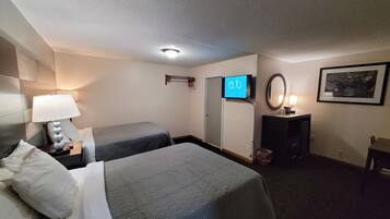 Standaard tweepersoonskamer, 2 tweepersoonsbedden | Een bureau, gratis wifi, beddengoed