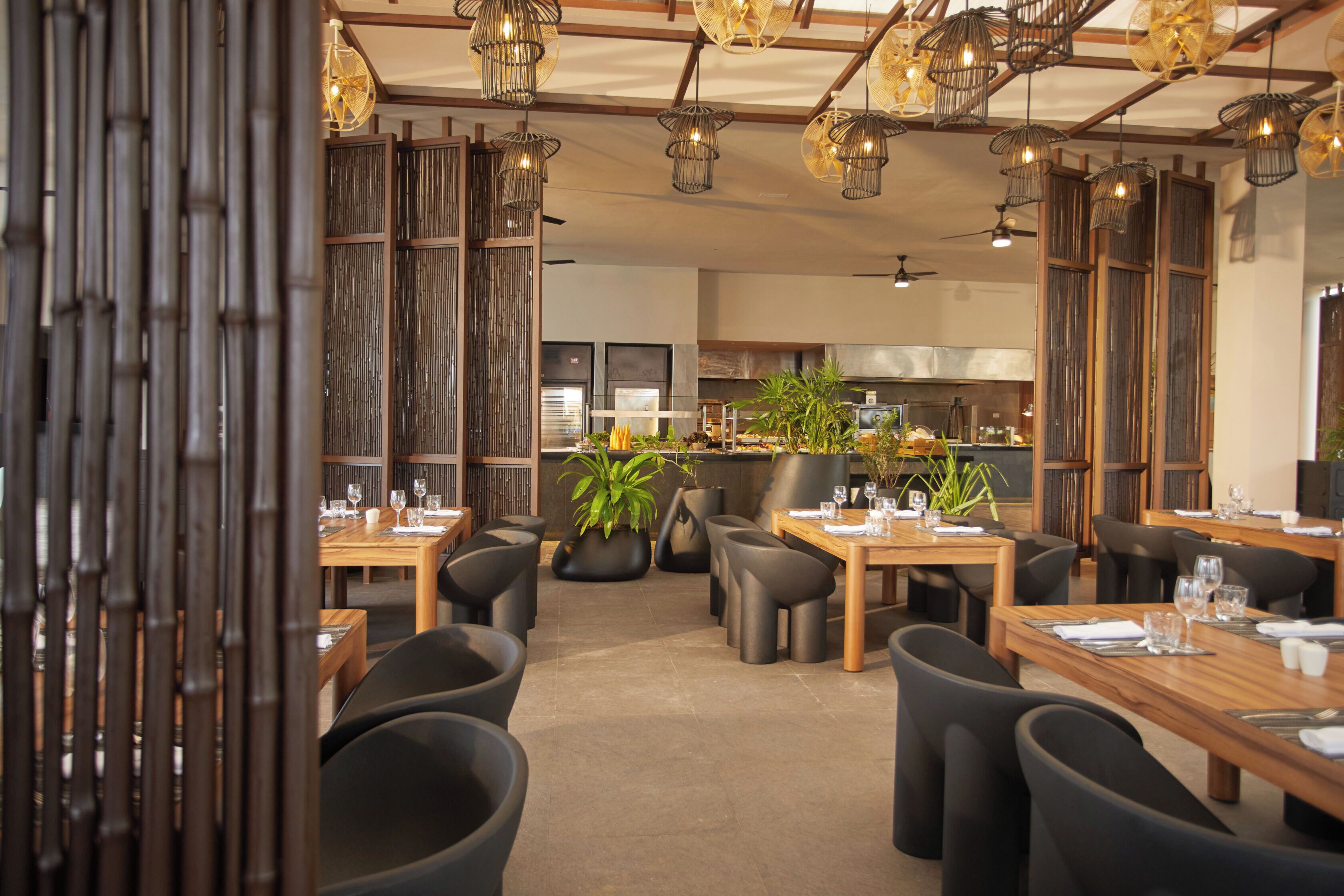 7 restaurants; breakfast, lunch, and dinner served