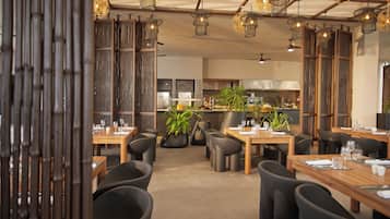 7 restaurants; breakfast, lunch, and dinner served