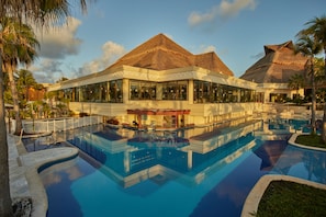 3 outdoor pools, free cabanas, sun loungers