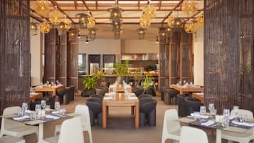7 restaurantes, se sirven desayunos, comidas y cocina internacional