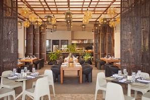 7 restaurants, breakfast, lunch, dinner served; international cuisine