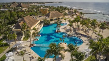 3 outdoor pools, free cabanas, sun loungers