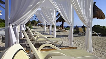 Privat strand, parasoller, strandhåndklær og massasje på stranden