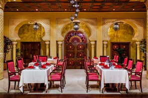 3 restaurants; breakfast, lunch and dinner served  - Corniche Hotel Abu Dhabi (Abu Dhabi)