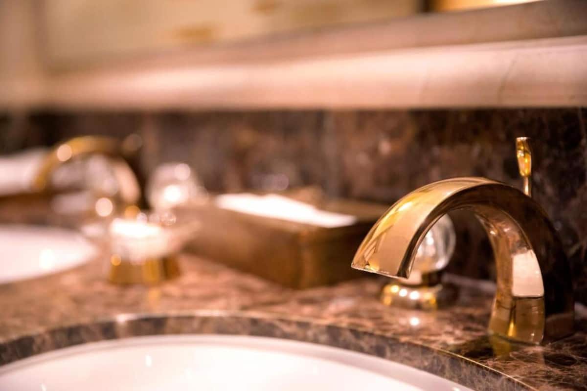 Baño | Tina, amenidades de baño gratuitas, secadora de cabello, batas 