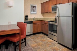 Full-size fridge, microwave, coffee/tea maker, cookware/dishes/utensils