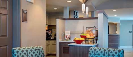 Buffet déjeuner gratuit tous les jours