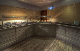 Bữa sáng đầy đủ hàng ngày (15 GBP/mỗi người) 