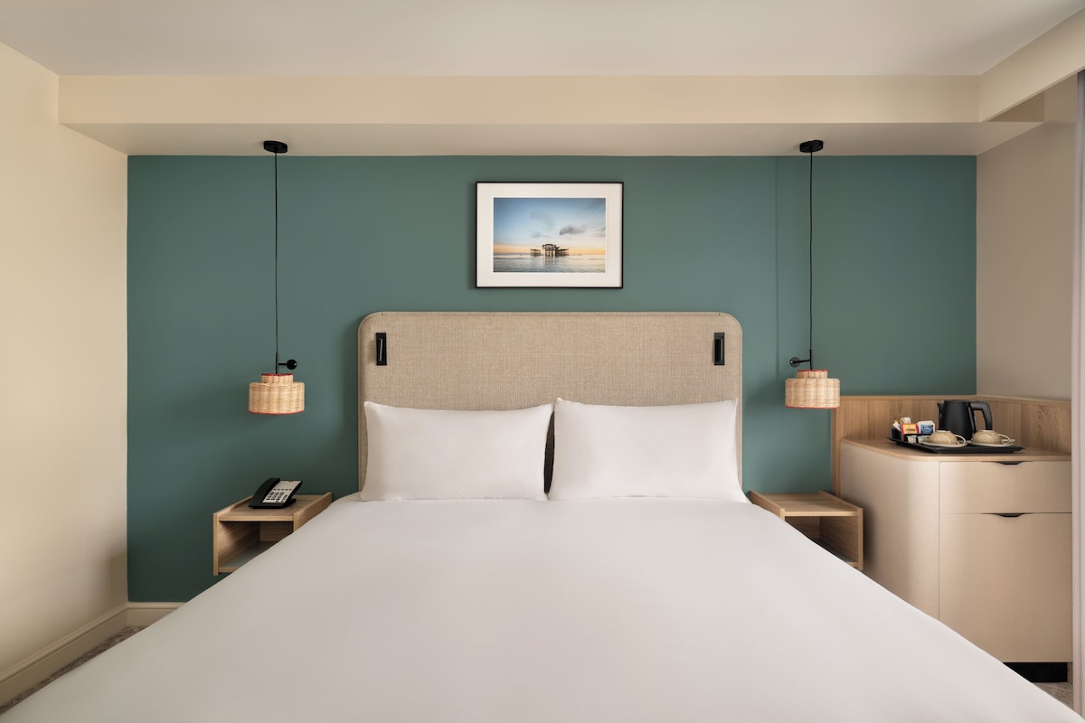 Double Room | Hypo-allergenic bedding available, desk, iron/ironing board, WiFi (free)