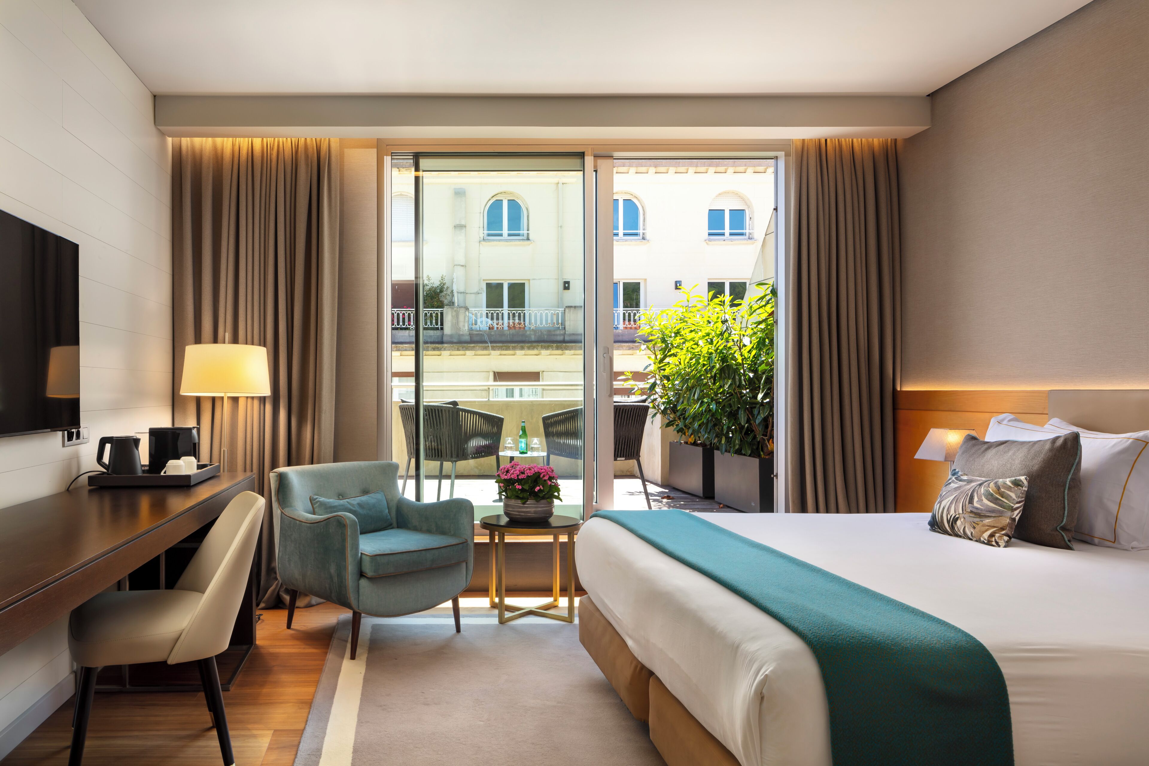 Suite junior, Terraza, vista a la ciudad | Ropa de cama de alta calidad y minibar 