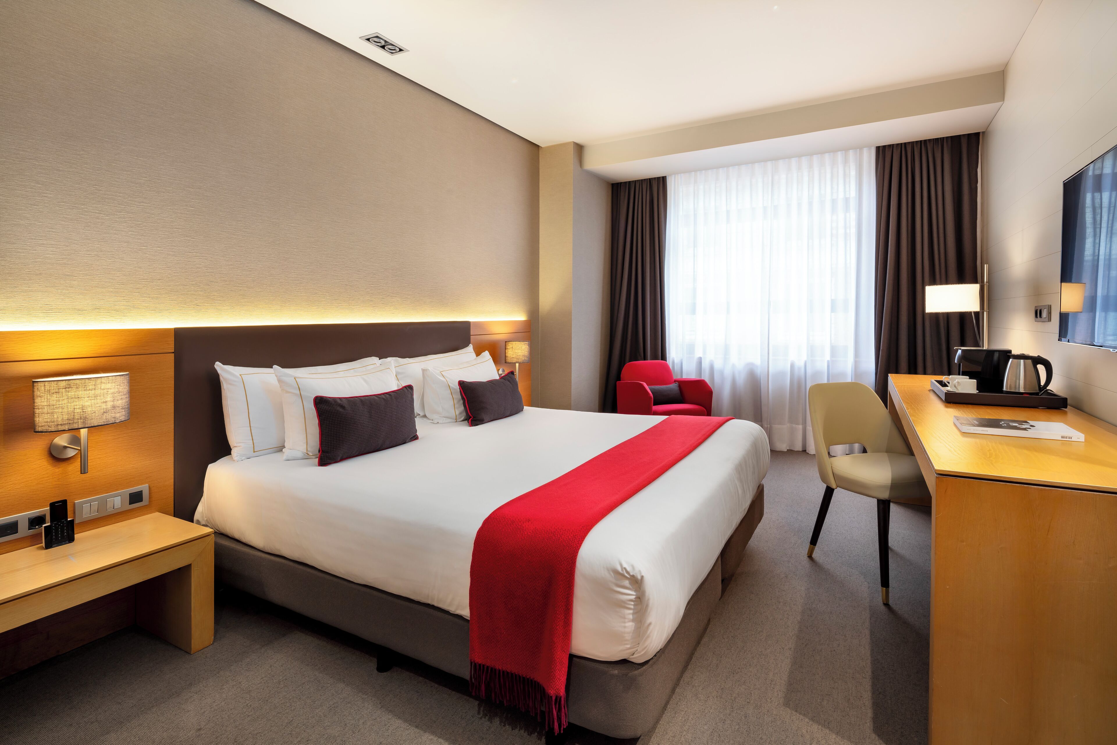 Ropa de cama de alta calidad, minibar, caja fuerte y escritorio