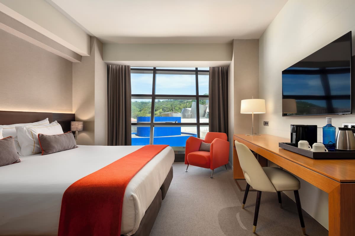 Deluxe Guggenheim View | Ropa de cama de alta calidad y minibar 