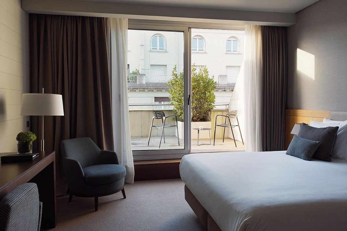 Ropa de cama de alta calidad y minibar 