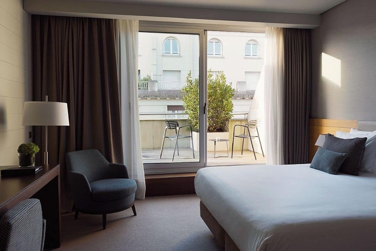 Ropa de cama de alta calidad y minibar 