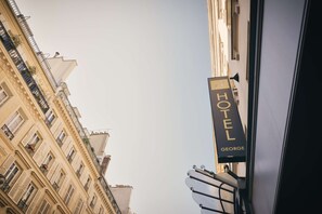 A hotel sign with the name 'HOTEL GEORGE' on a building facade. - Hôtel George - Astotel (Paris)