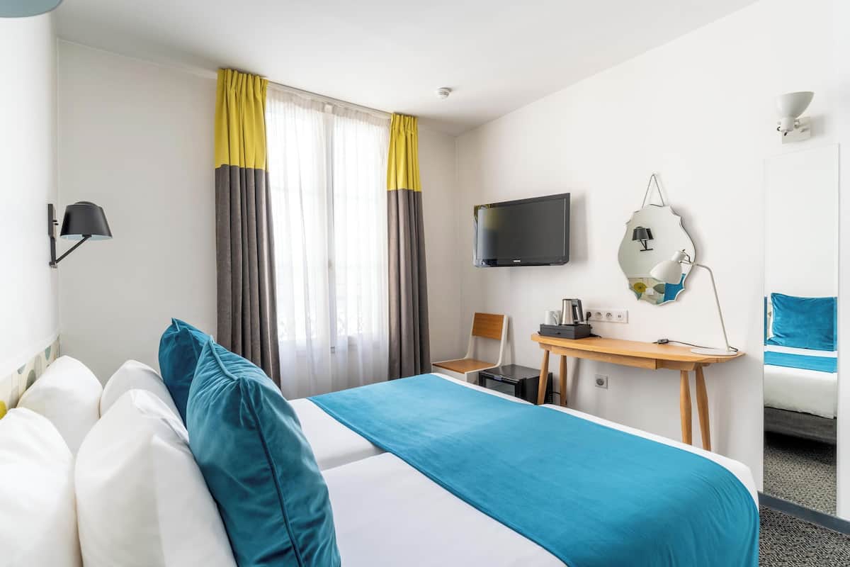 Standard Twin Room | Peralatan tempat tidur premium, bar mini, peti besi dalam bilik, meja