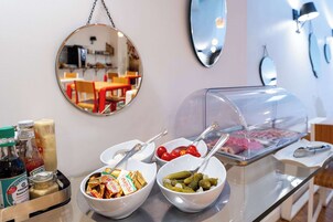 Un buffet proposant une variété de plats et d'accompagnements.