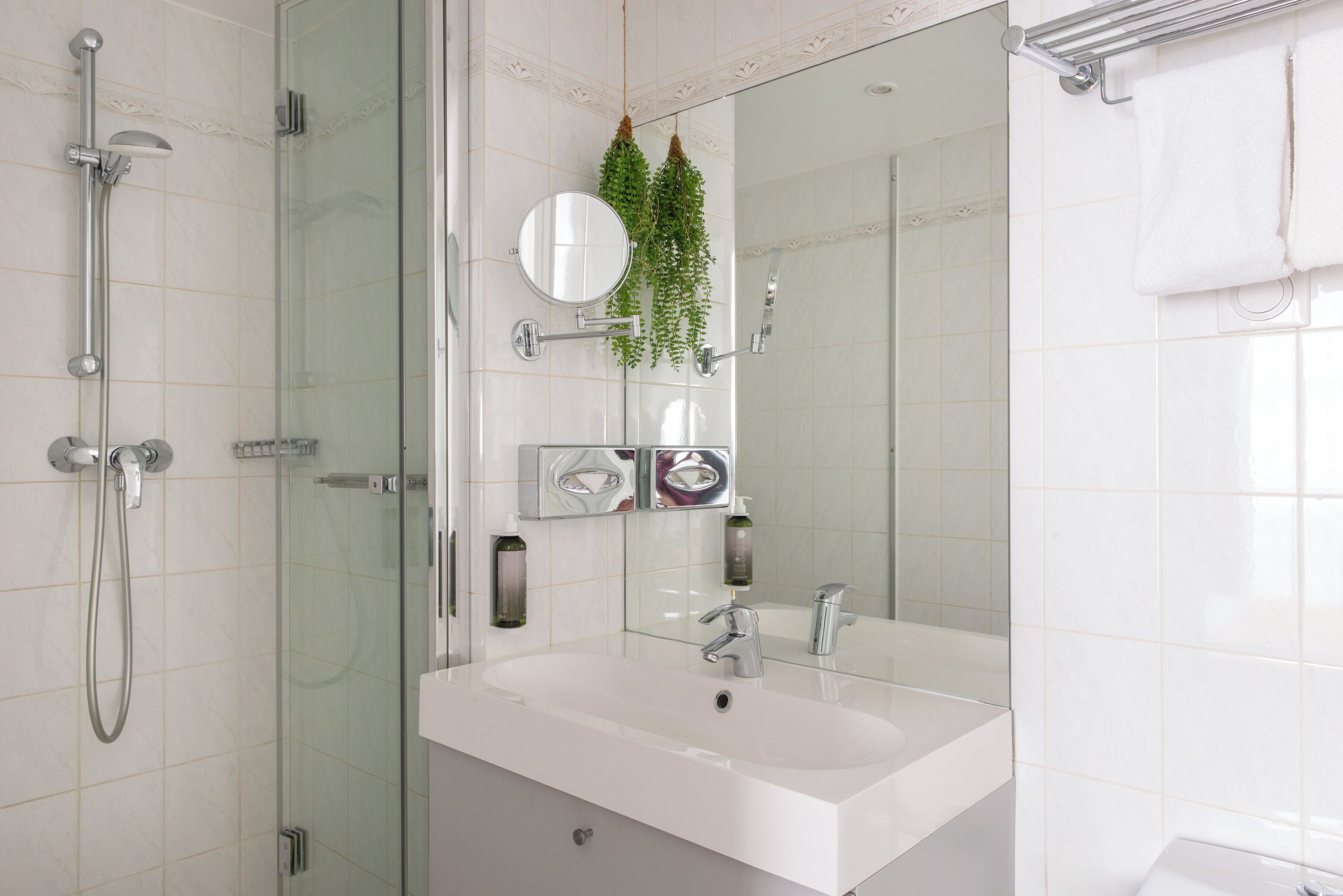 Standard-Doppelzimmer | Badezimmer | Kostenlose Toilettenartikel, Haartrockner, Handtücher
