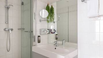 Standard-Doppelzimmer | Badezimmer | Kostenlose Toilettenartikel, Haartrockner, Handtücher