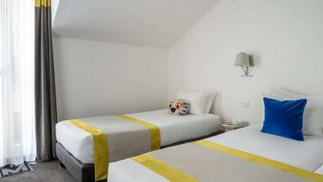 Triple Room, terrace - Free soft minibar, courtesy tray, Chromecast - Digital press | Premium bedding, minibar, in-room safe, desk