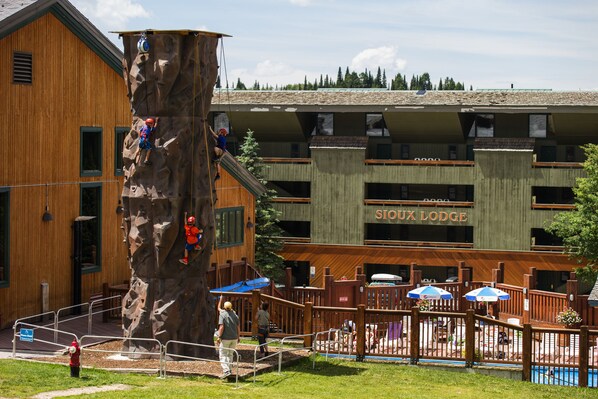 Een klimmuur naast een gebouw met een bord waarop 