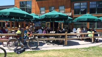 4 restaurants, serveren ontbijt, lunch, diner, Amerikaanse gerechten